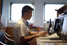 奋斗青春 逐梦海外丨乘风破浪 中国海员日行千里的海漂日记图片