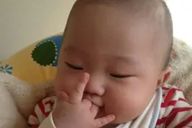从小“吃手指”和“不吃手指”的婴儿，长大有什么不同？差距太大图片