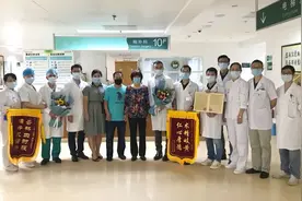 自己移植器官给自己！55岁女子患肺癌，医生另辟蹊径救回她的肺图片