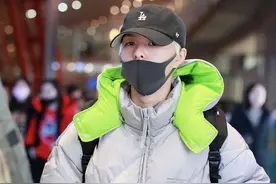 男友风！杨芸晴白色卫衣搭运动裤休闲舒适，获迷妹一路跟随人气旺图片