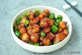 辣椒炒猪尾巴，咬上一口，软烂入味，还美容图片