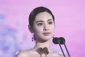“世界第一美女”有多美？名不虚传，乳胶人鱼裙，把人看得眼直了图片