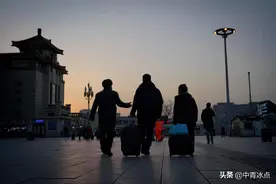 父母到，年味就到了：孩子“就地过年”，父母逆向流动过春节，在出租屋里看到子女生活的另一面图片