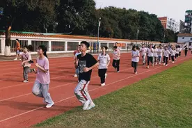 广西博白县中学高考考生每天跑步锻炼身体，释放压力，鼓舞士气图片