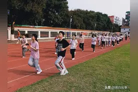 广西博白县中学高考考生每天跑步锻炼身体，释放压力，鼓舞士气图片