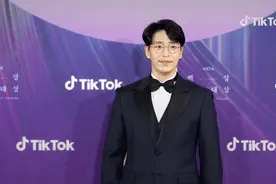 《顶楼》走红毯A炸！金素妍穿礼服勒出事业线，周丹泰私下好绅士图片