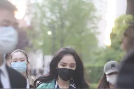 杨幂身穿绿色外套，戴口罩也是隐藏不住的美貌图片