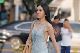 街拍：时尚美女穿蕾丝连衣裤上街，显大长腿！图片