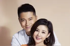 李小萌挺孕肚带4岁儿子游玩，两人互动温馨，老公王雷深夜才现身图片