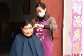 7年义务上门为老人理发，环卫女工甘当30多位老人永远的“剃头匠”图片