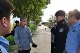 智力障碍男孩大坑边玩耍 孟村民警视频比对后驱车送少年回家图片