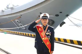 解放军航母首位兵王退役：守护“航母心脏”，近70℃不换检修服排障图片