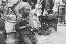清末真实照片，穷人敲着木鱼跪地讨饭，富人戴着几十串铜钱炫富图片
