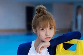 连体泳衣性感美女泳池写真图片