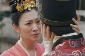 美女记者为了挖新闻当龙套，不料戏精上身演技爆发，被明星相中了视频封面