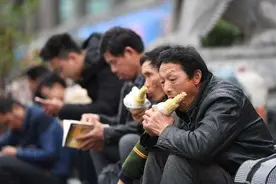 有钱不快乐？为何有人会怀念过去艰苦奋斗的日子，虽穷但很开心图片