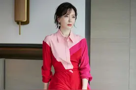 陈数气质好就是任性，44岁穿拼色裙优雅妩媚，看起来比少女还抢镜图片