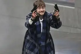 “8个哈利波特”后，丹尼尔每个角色都在毁童年，新片又玩疯狂图片