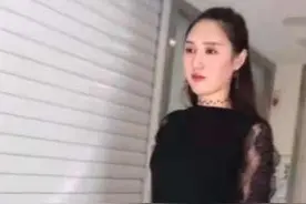 “巨人女孩”遭男子壁咚，看到他衣服上的字后，网友却笑喷了图片