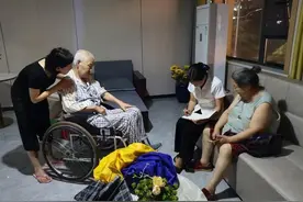 担架、轮椅、救护车齐上阵！郑州一养老机构暴雨中营救多位受困老人图片