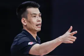 带队赢球后怒锤桌面的北京主帅解立彬，到底是何许人也？图片