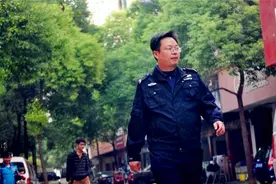 清华毕业生辞去工作，回乡尽孝当保安，20年从不参加同学聚会图片