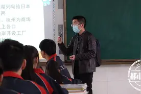 插着胃管上课的老师 坚守三尺讲台 帮助多名贫困学生圆大学梦图片