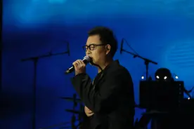 公益唱作歌手陈晓杰现身水木年华演唱会图片