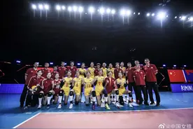 女排即将启程回国，姑娘们心情大好，丁霞发动态回应被龚翔宇摸脸图片