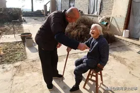 104岁小脚老奶奶喜欢干活，76岁儿子笑谈“管不了”，咋回事图片