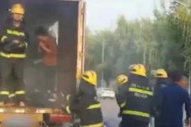 最快出警！快递车着火 开往消防队被迅速扑灭图片