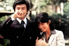 三浦友和穿上黑大衣好英武，有宽垫肩加持气场，戴着老花镜也精神图片