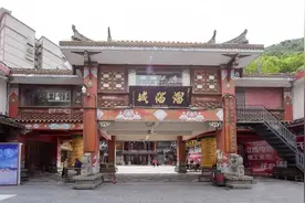 跑马山下溜溜城，被誉为川藏线上的锦里图片