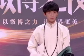 丁真顶流影响力不俗！与众多明星合影太抢镜，颜值比例状态更稳赢图片