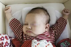 为什么孩子睡着后，会摆出“投降”的姿势？原因其实很简单图片