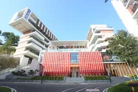 一所让学生具有“中国情怀，世界眼光”的万人大校图片