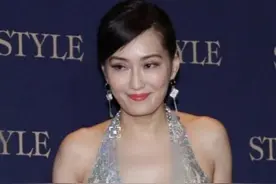 53岁孟广美太拼了，穿挂脖裙胸前还要开深V，身材凹凸曲线太诱人图片