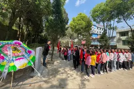 关岭各中小学到烈士陵园开展“缅怀先烈，文明祭奠”主题教育活动图片