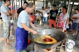 河南夫妻摆摊卖它，10元1碗每天排长队，食客：就认这个味图片