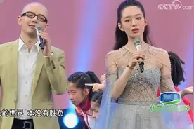 央视端午晚会张瀚徐璐牵手，吉娜内衣外露勒出肉，唱歌却睁不开眼图片