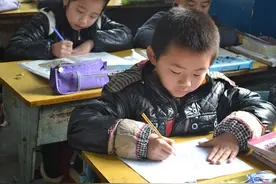 中学生靠“意念”书写文字，阅卷老师撑不住了，出500块请人辨认图片
