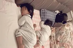 90后夫妻带娃睡觉意外走红，“佛系父母”成带娃界的一股清流图片