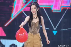 迪丽热巴瘦到极致，牛仔裤全靠夹子固定，大美女还是要多吃点饭啊图片