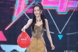 迪丽热巴瘦到极致，牛仔裤全靠夹子固定，大美女还是要多吃点饭啊图片