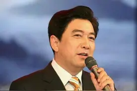 抛弃妻子另娶小13岁新欢，照顾残障哥哥16年，水均益人品究竟如何图片