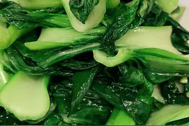 猪油炒出的小油菜，口感脆嫩、色泽翠绿，吃起来味道还很清香图片