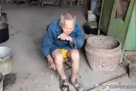 网传南宁一对盲人父子生活困难，寒冬天穿单衣短裤出门图片