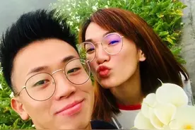 恭喜！30岁香港小生向圈外女友求婚成功，婚后达成共识与母亲同住图片