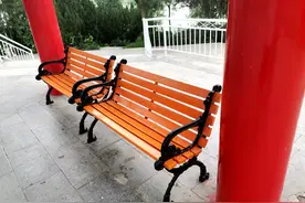 公园休闲凉亭，美观醒目的火红色亭柱之间，摆放着几组休闲座椅图片