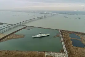 江苏南通发现一艘航母，停了4年没动静，到底是干啥的？图片